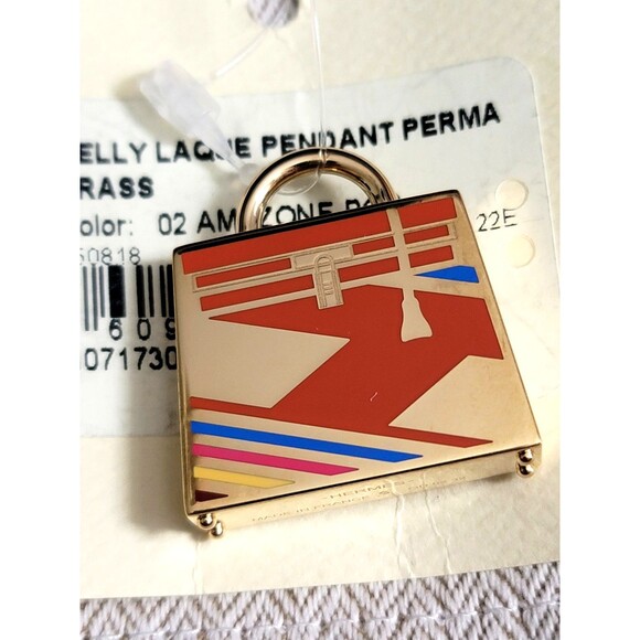 Authentic Hermès Curiosite Kelly Lacquer H Vibration charm Pendant - Picture 2 of 6